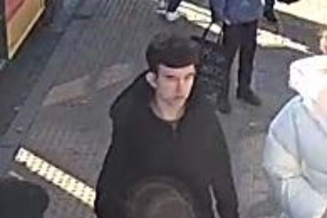 Pobił nastolatkę, bo miał chętkę na jej czapkę. Szokujące zdarzenia. Policja z Bielska-Białej szuka sprawcy