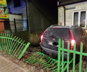 Huk i pęknięta ściana! Citroen wjechał w dom na Południowej w Starachowicach