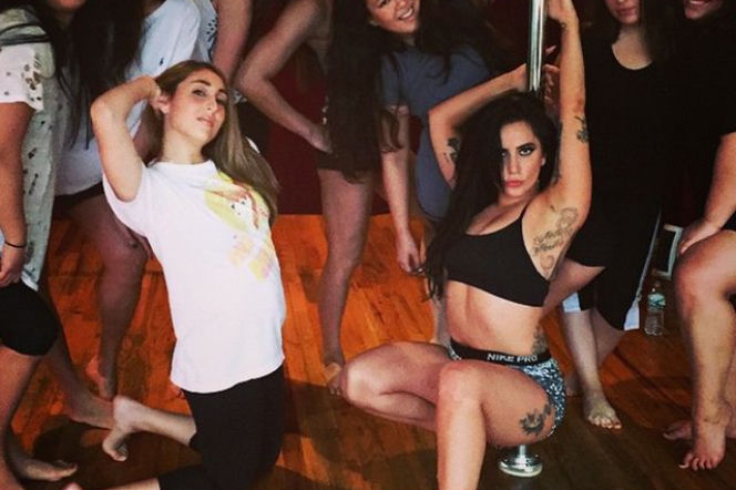 Lady Gaga podczas tańca na rurze