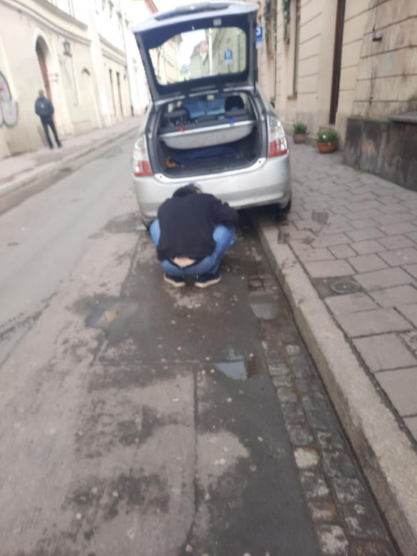 Makabra w centrum Krakowa. Taksówkarz raniony w szyję
