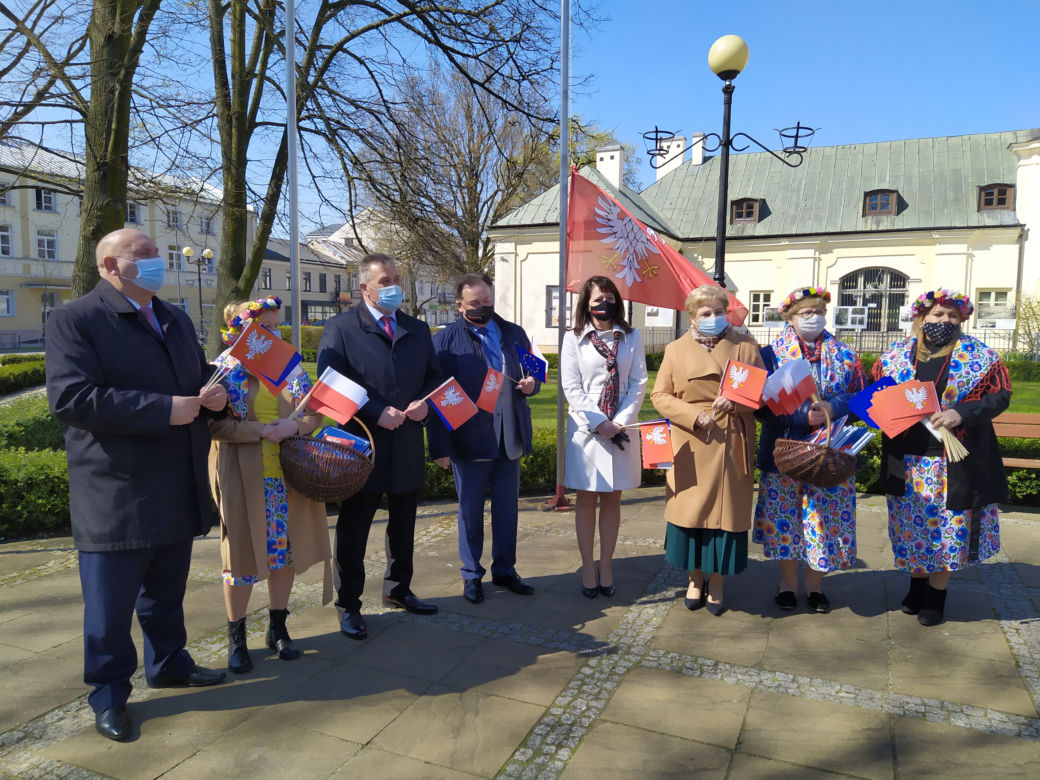 Zawieszenie flagi województwa mazowieckiego na Skwerze Kościuszki w Siedlcach - 28.04.2021
