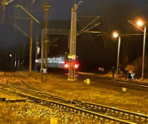Usiadł na torach i czekał na nadjeżdżający pociąg. Maszynista nie miał szans wyhamować 