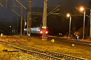 Usiadł na torach i czekał na nadjeżdżający pociąg. Maszynista nie miał szans wyhamować