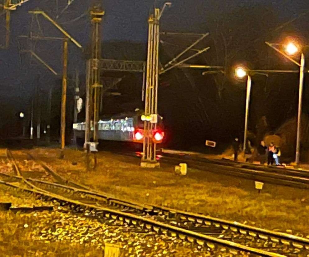 Usiadł na torach i czekał na nadjeżdżający pociąg. Maszynista nie miał szans wyhamować 