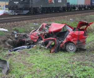 Trzebień: Tragedia na przejeździe kolejowym. Kierowca nie żyje (FOTO!)