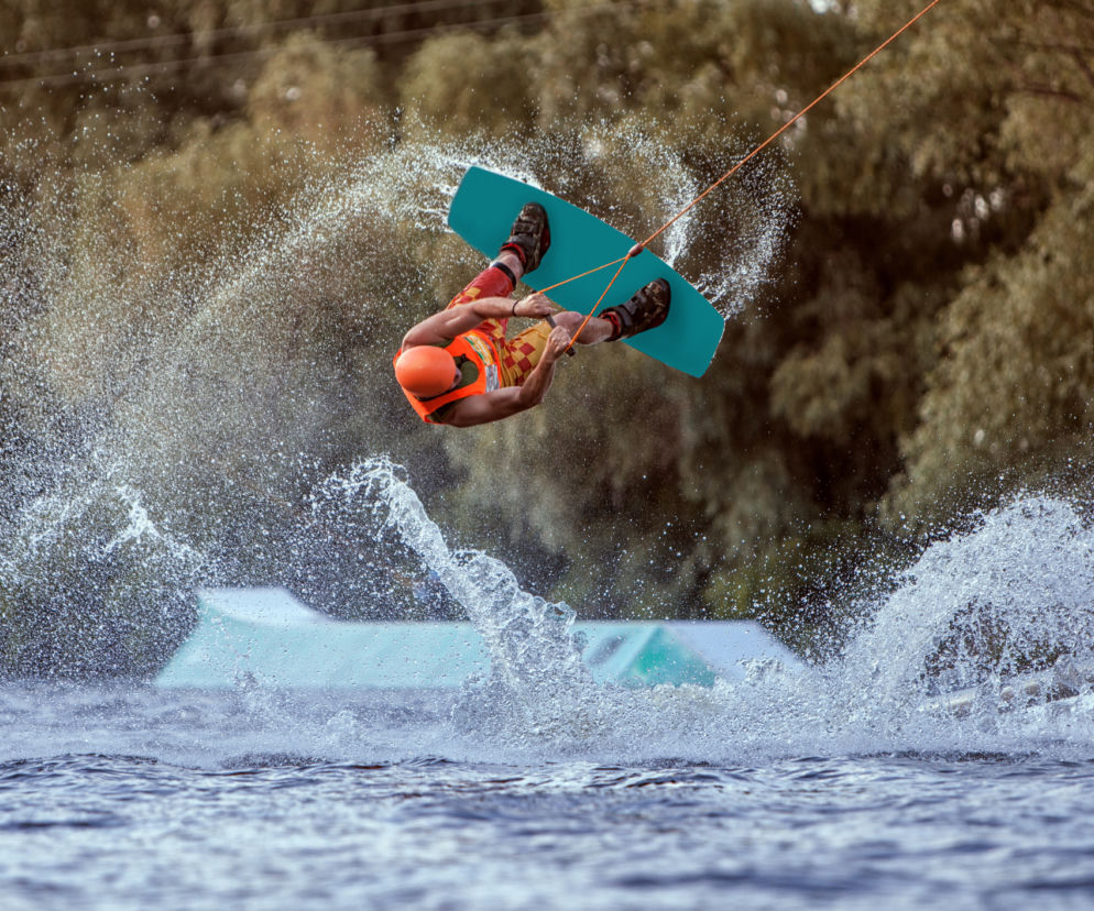 Wakacyjne sporty wodne: zobacz czym różnią się flyboard, wakeboarding i windsurfing 