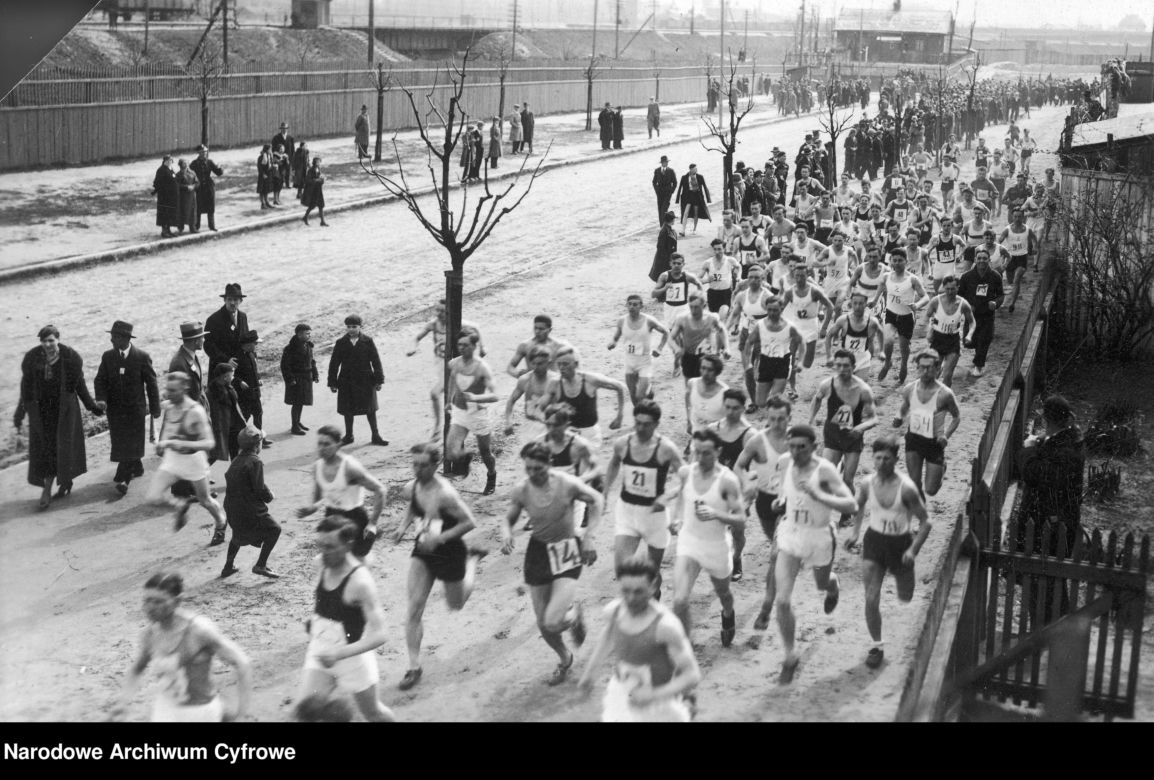 Start zawodników do biegu na przełaj na ok. 3 kilometry /1934 rok