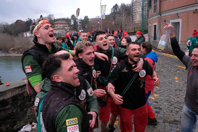 Włochy/ Ponad 140 osób odniosło obrażenia podczas kolejnej bitwy na pomarańcze w Ivrei