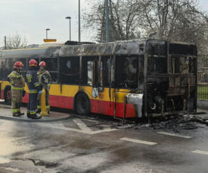 Pożar autobusu miejskiego w Warszawie. Świadkowie mówią o wybuchu