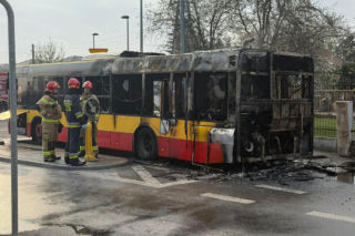 Pożar autobusu miejskiego w Warszawie. Świadkowie usłyszeli wybuch