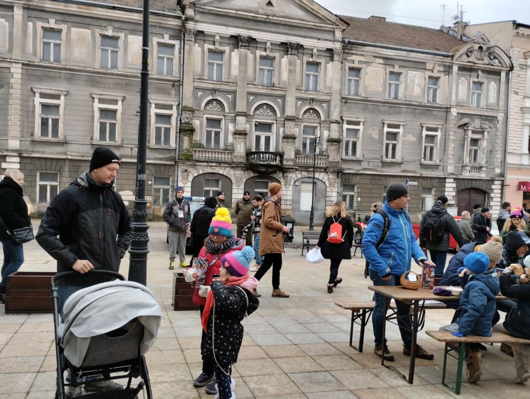 WOŚP 2024. Dziennikarze Radia ESKA rozgrzewają Tarnów pysznym żurkiem!