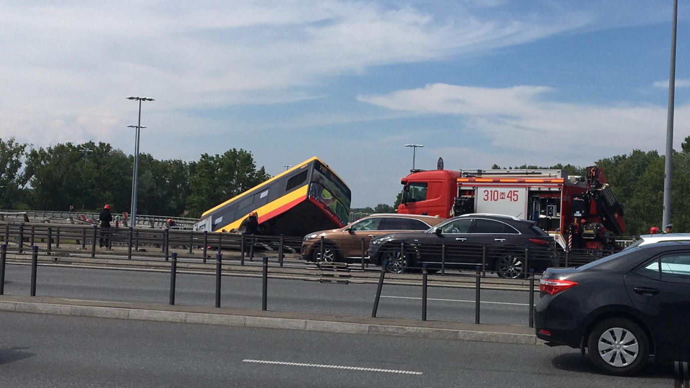 Autobus wypadł z wiaduktu. Są ranni i ofiary śmiertelne