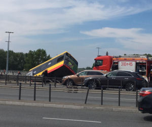 Autobus wypadł z wiaduktu. Są ranni i ofiary śmiertelne