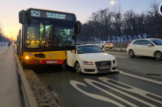 Warszawa: Wypadek na Trasie Łazienkowskiej. Autobus i trzy auta rozbite