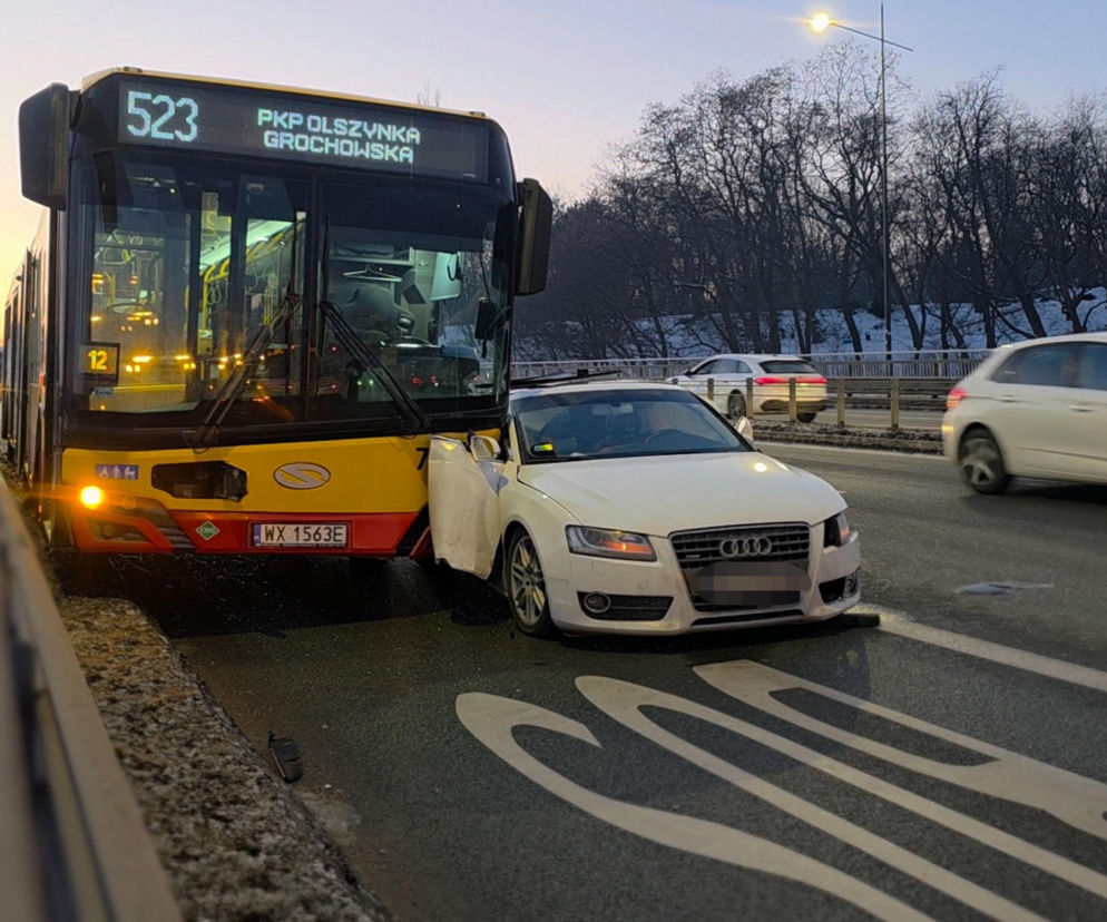 Wypadek na Trasie Łazienkowskiej. Autobus i trzy auta rozbite