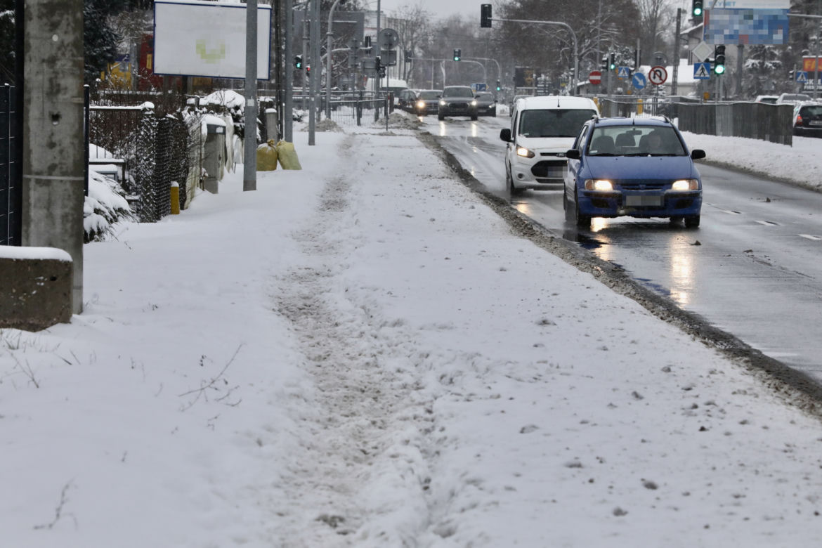 Warszawa nie radzi sobie z atakiem zimy. Chodniki toną w śniegu