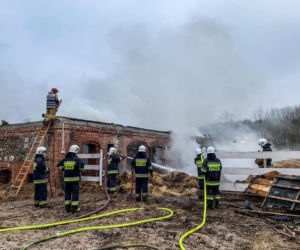 Pożar gospodarstwa w Kibisach. W budynku znajdowało się kilkadziesiąt koni [ZDJĘCIA]