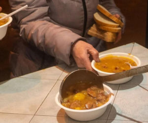 Łodzianie zamarzają w swoich mieszkaniach. „Można korzystać z pomocy” - mówią urzędnicy