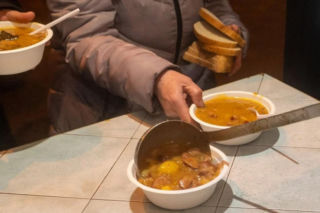 Łodzianie zamarzają w swoich mieszkaniach. „Można korzystać z pomocy” - mówią urzędnicy