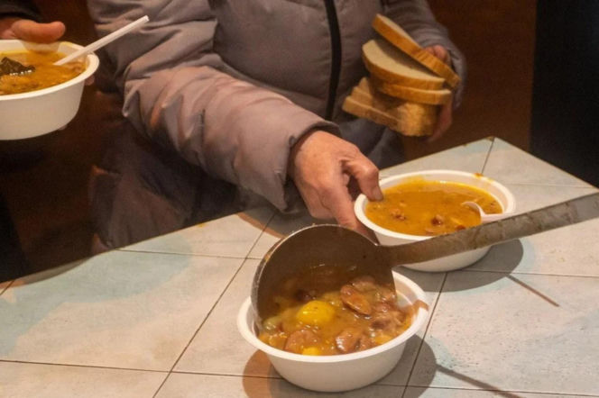 Łodzianie zamarzają w swoich mieszkaniach. „Można korzystać z pomocy” - mówią urzędnicy