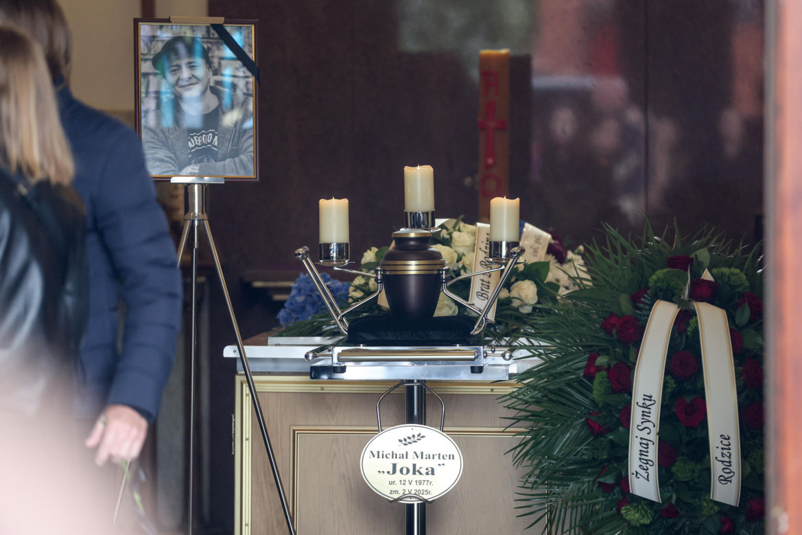 Tłumy na pogrzebie legendy polskiego rapu. Pożegnaliśmy Jokę z Kalibra 44