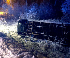 Ciężkowice. Samochód dostawczy wypadł z jezdni do rowu. Jedna osoba w szpitalu