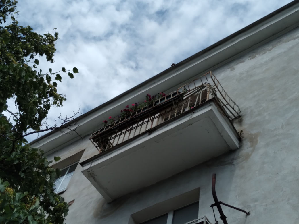Zdeformowana balustrada balkonu przy Powsińskiej