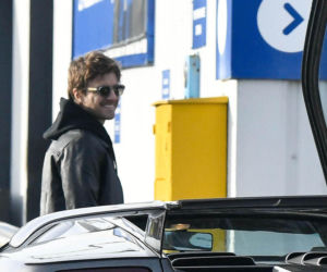 Maciej Musiał najpierw pieści auto, potem dziewczynę