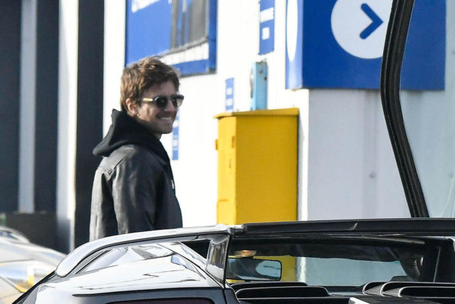 Maciej Musiał najpierw pieści auto, potem dziewczynę