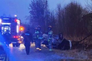 Dramat młodych ludzi! Samochód dachował i roztrzaskał się o drzewo