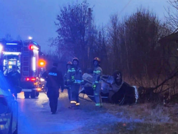 Samochód z nastolatkami wjechał w drzewo. 5 młodych osób trafiło do szpitali. LPR w akcji