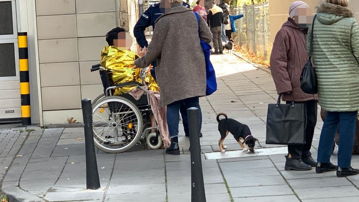Wielki ogień w bloku na Kobielskiej na Pradze