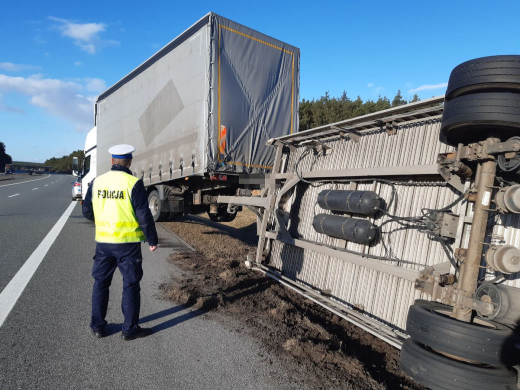 Chwile grozy na autostradzie A1! Silny wiatr przewrócił naczepę ciężarówki [ZDJĘCIA]