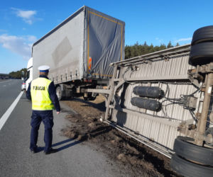 Chwile grozy na autostradzie A1! Silny wiatr przewrócił naczepę ciężarówki [ZDJĘCIA]