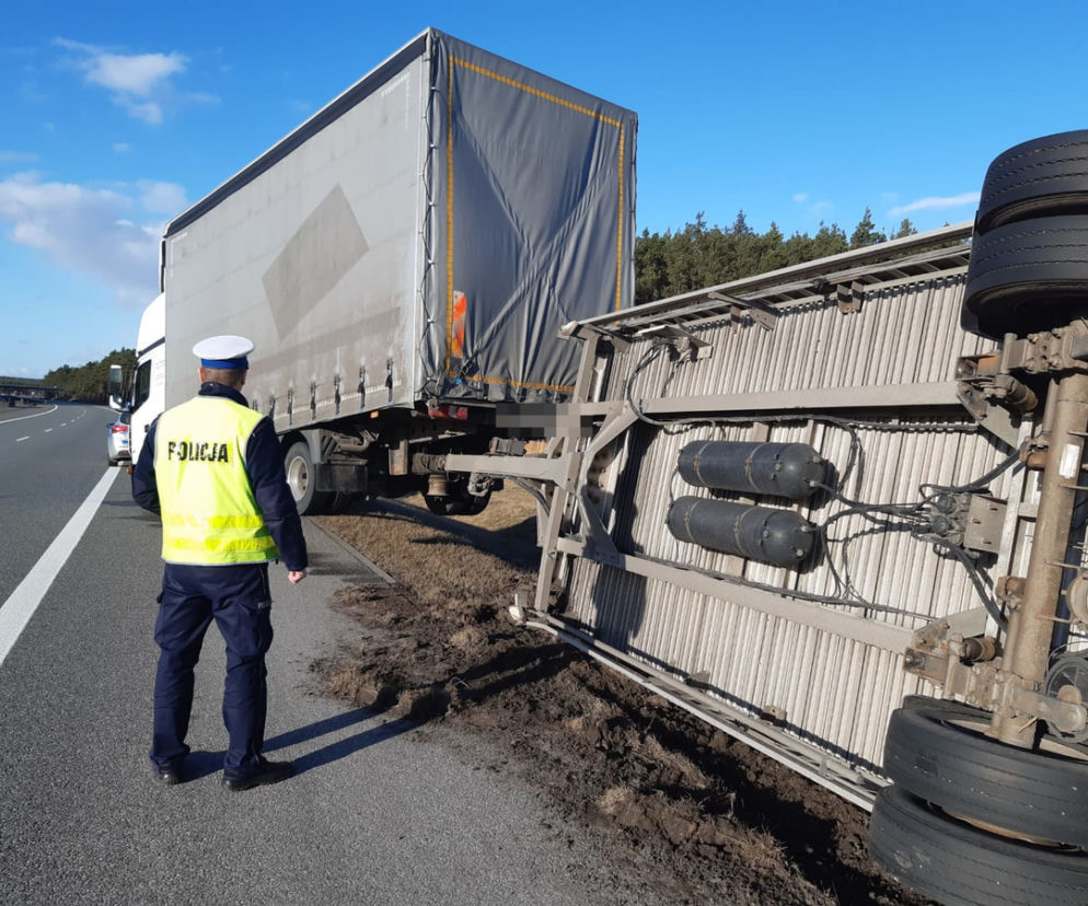 Chwile grozy na autostradzie A1! Silny wiatr przewrócił naczepę ciężarówki [ZDJĘCIA]