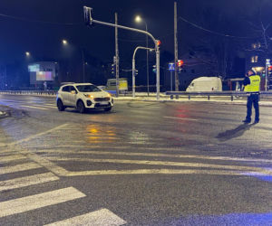 Pijany pieszy Ukrainiec, wbiegł pod auto na czerwonym świetle. Potrącony, trafił do szpitala