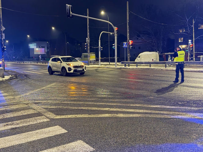Pijany pieszy Ukrainiec, wbiegł pod auto na czerwonym świetle. Potrącony, trafił do szpitala