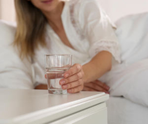 Pijesz wodę, która stała całą noc przy łóżku? Eksperci ostrzegają przed jednym błędem