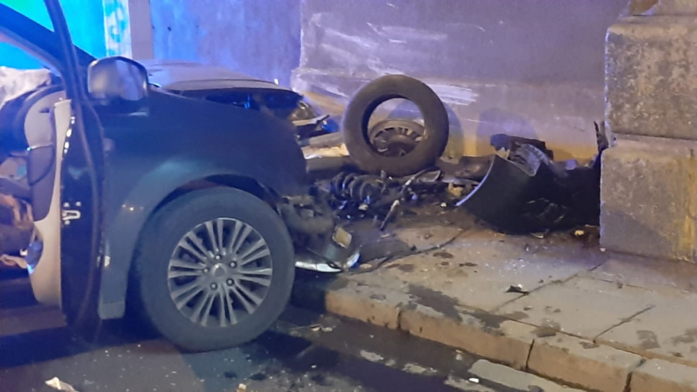 Policyjny pościg na Wisłostradzie. 41-latek rozwalił auto o filar mostu. Był pijany i pod wpływem narkotyków