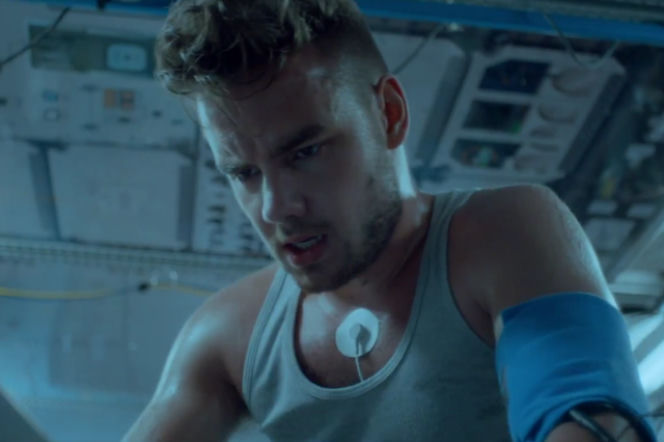 fragment teledysku do Drag Me Down