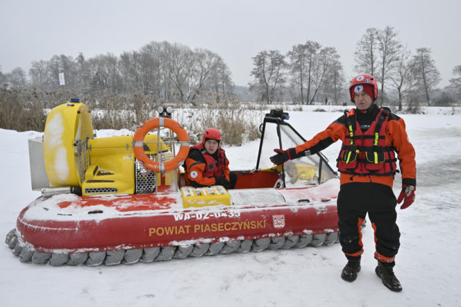 Gdy załamie się lód. Co robić, by uratować siebie lub kogoś, gdy wpadnie do wody?