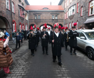 Barbórka 2025. Pobudka górnicza na Nikiszowcu w wykonaniu Orkiestry Wieczorek