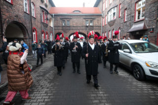 Barbórka 2025. Pobudka górnicza na Nikiszowcu w wykonaniu Orkiestry Wieczorek