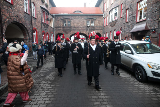 Barbórka 2025. Pobudka górnicza na Nikiszowcu w wykonaniu Orkiestry Wieczorek