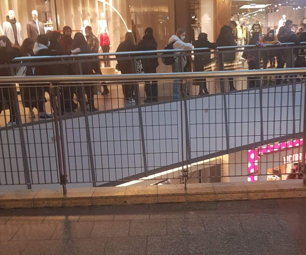 Warszawa: Złote Tarasy na celowniku. Gotuje się jak w kotle! Potężny cios w czasie pandemii