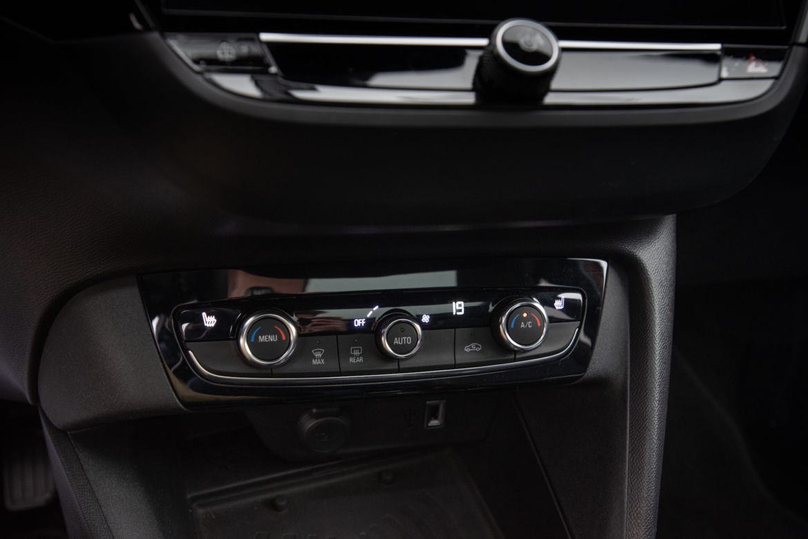 Peugeot 208 Allure vs Opel Corsa Elegance