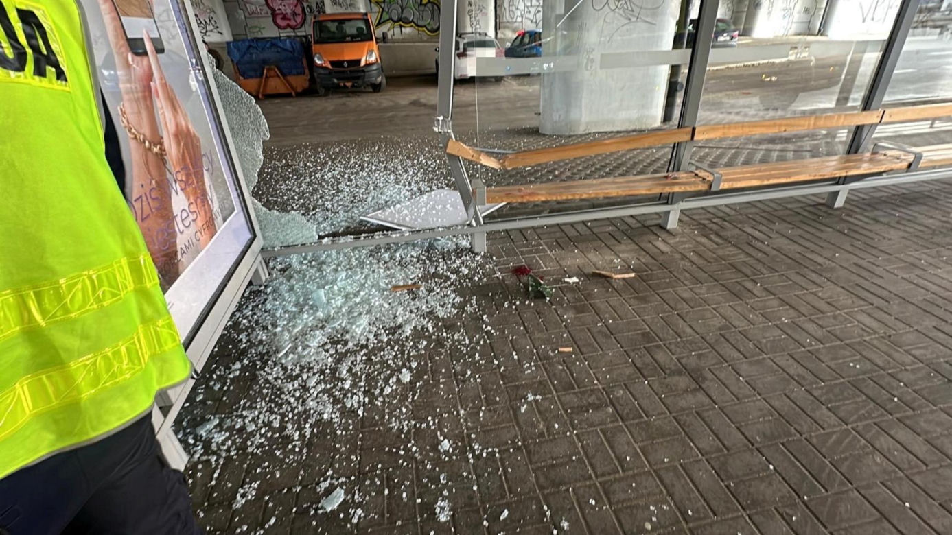 Przyczepka odpadła od auta i huknęła w przystanek autobusowy. Kobieta została ciężko ranna