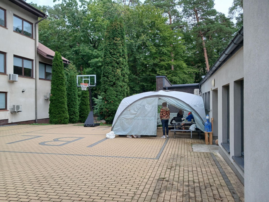 Dzieci w Sękocinie Starym ucza się pod chmurką