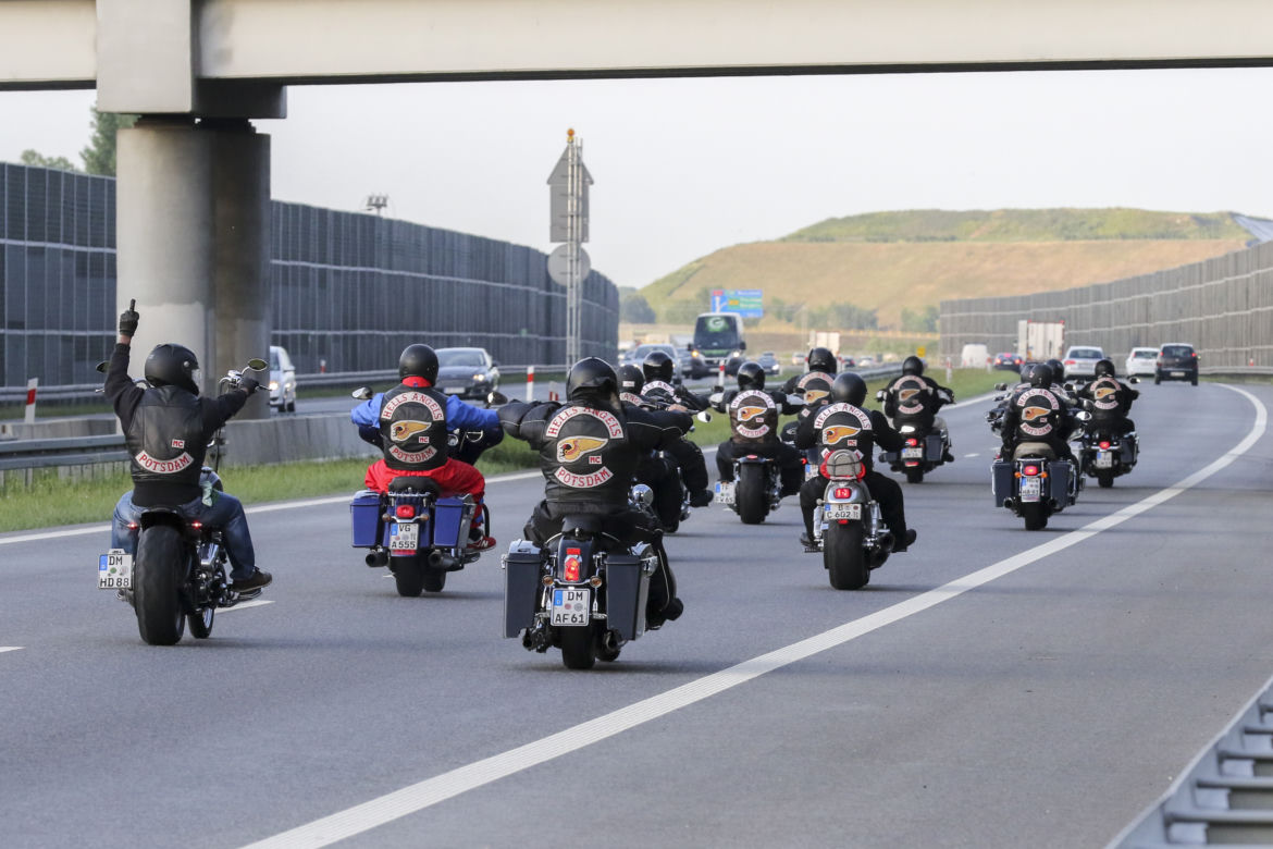 Policjanci pilnują gangu na motocyklach
