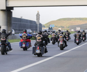 Policjanci pilnują gangu na motocyklach